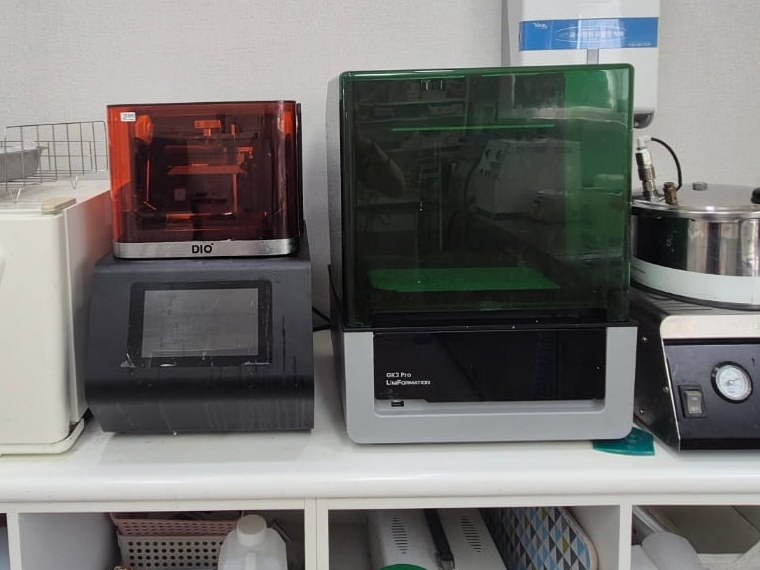 정원치과의원의 치과용 3D 프린터와 후경화 장비